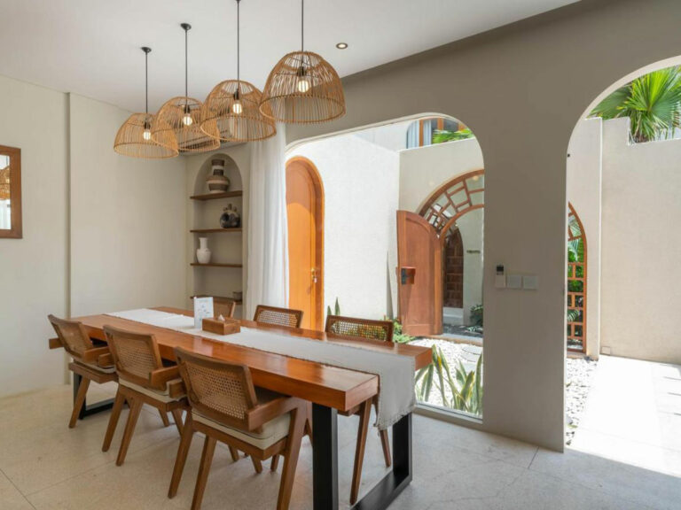villa-dining-table
